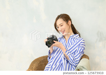 手持單鏡頭相機的女人 125673910