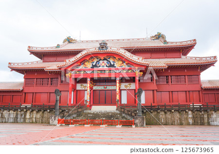 雨後的首里城正面，紅色的外牆雄偉壯觀，天空多雲 125673965