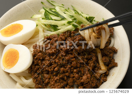 Pick up the meat miso udon with chopsticks 125674029