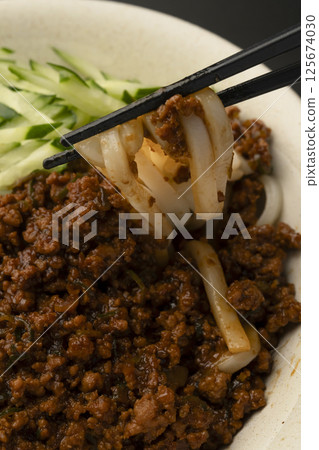 用筷子夾起肉醬烏龍麵 125674030