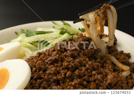 用筷子夾起肉醬烏龍麵 125674031