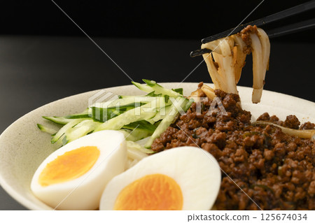 Pick up the meat miso udon with chopsticks 125674034