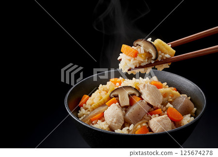 Eat cooked rice 125674278