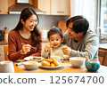 與全家人一起享用友好的晚餐 125674700