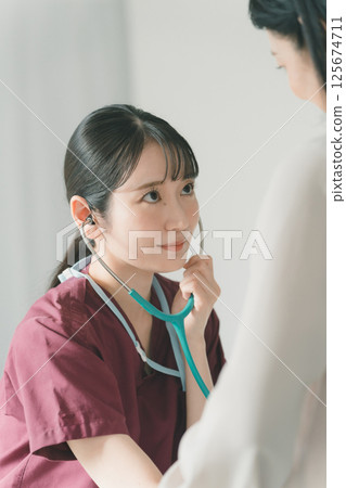 腹部聽診 125674711