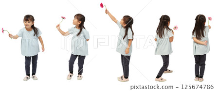 一個女孩在白色背景上玩一朵花 125674786