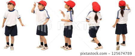 穿著紅白相間的帽子和白色背景的運動服的孩子 125674789