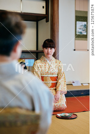一位20多歲身著和服的女性正在體驗茶道 125675874