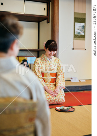 一位20多歲身著和服的女性正在體驗茶道 一位20多歲身著和服的女性正在體驗茶道 125675875