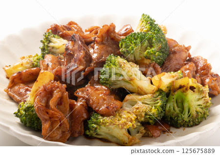 Spicy grilled chicken skirt steak and broccoli 125675889