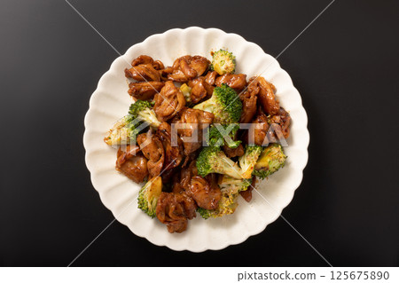 Spicy grilled chicken skirt steak and broccoli 125675890