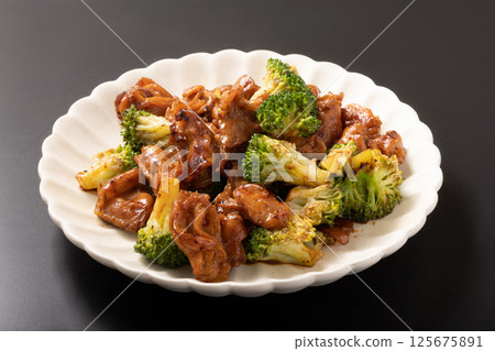 Spicy grilled chicken skirt steak and broccoli 125675891