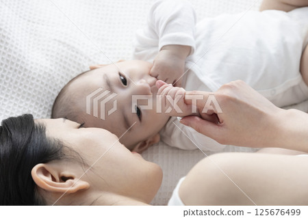 4個月大的嬰兒和媽媽 125676499