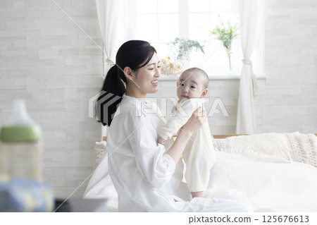 4個月大的嬰兒和媽媽 125676613