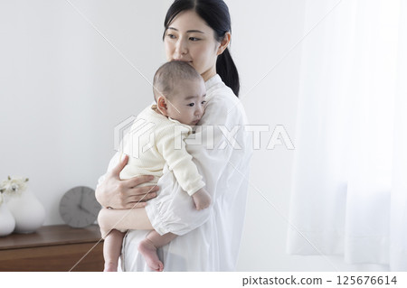 4 month old baby and mom 125676614