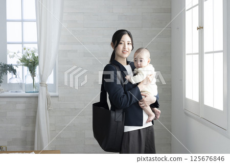 抱著嬰兒的工作母親 125676846