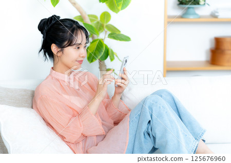 Young woman relaxing in the living room 125676960