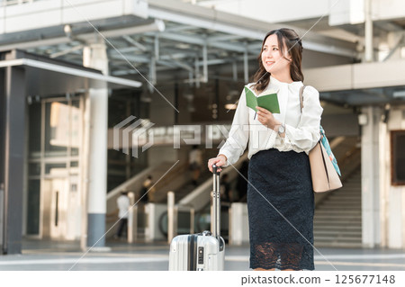 帶著手提箱旅行的女商人 125677148