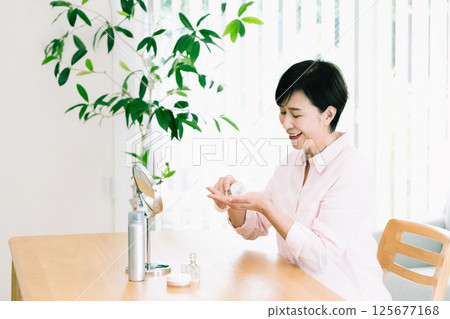 Women who care for the skin Women who care for the skin 125677168