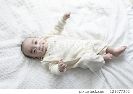 可愛的四個月大的嬰兒 125677202
