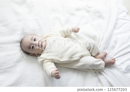 可愛的四個月大的嬰兒 125677203