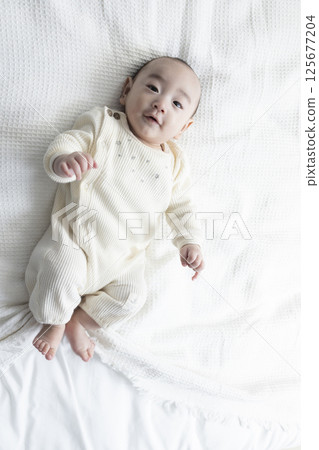 可愛的四個月大的嬰兒 125677204