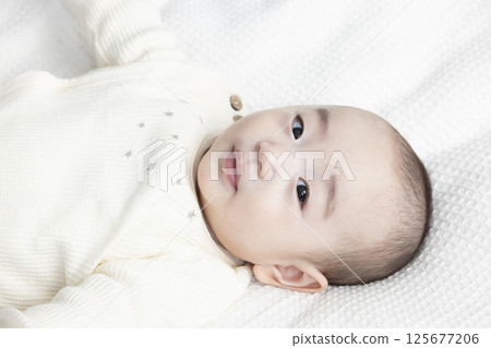 可愛的四個月大的嬰兒 125677206