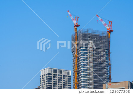 Construction site of condominiums and buildings Tower crane Construction site of condominiums and buildings Tower crane 125677208