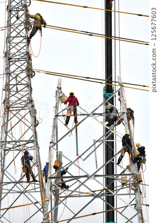 拆除舊輸電塔 - 鷹架工人正在工作 拆除舊輸電塔 - 鷹架工人正在工作 125677603