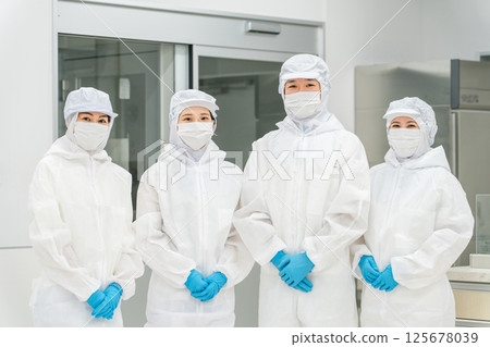 食品加工產業的男女廚師（食品衛生、食品工廠、衛生服飾、衛生管理） 125678039