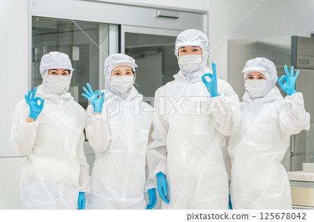 Male and female cooks working in food processing (food hygiene, food factories, sanitary clothing, hygiene management) Male and female cooks working in food processing (food hygiene, food factories, sanitary clothing, hygiene management) 125678042