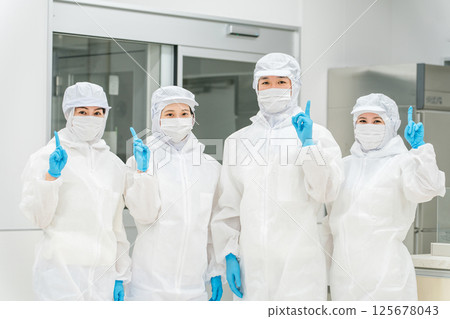 Male and female cooks working in food processing (food hygiene, food factories, sanitary clothing, hygiene management) 125678043