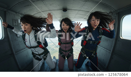 與朋友一起跳躍之前享受激動人心的時刻 125678064