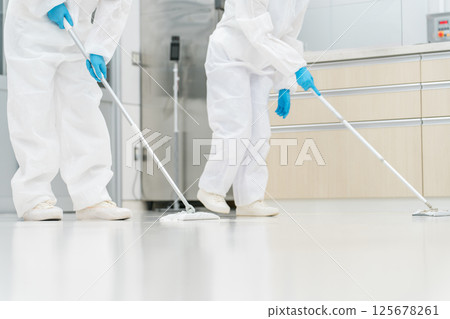 Dustproof clothing, cleaning wear, disinfecting cleaning, men and women working in the special cleaning industry (hygiene management, clean room) 125678261