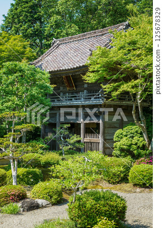 A splendid mountain gate rises in the shining fresh green. Fumonji Temple, Maniwa City, Okayama Prefecture A splendid mountain gate rises in the shining fresh green. Fumonji Temple, Maniwa City, Okayama Prefecture 125678329