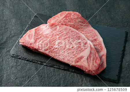 Kuroge Wagyu beef sirloin steak 125678509