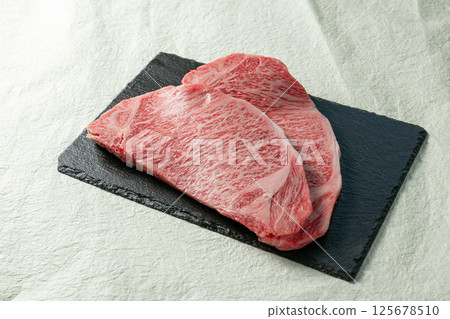 Kuroge Wagyu beef sirloin steak 125678510