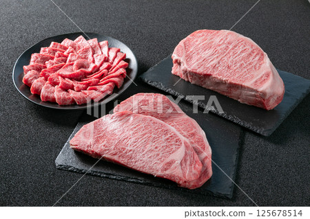 Sirloin steak of Japanese black bee 125678514