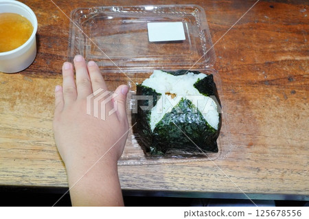 我在新潟站吃到的巨型飯糰。飯糰大小和小孩的手掌差不多。 我在新潟站吃到的巨型飯糰。飯糰大小和小孩的手掌差不多。 125678556