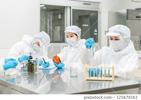 製藥廠或製藥公司穿著潔淨服研發藥物的工作人員 125678561