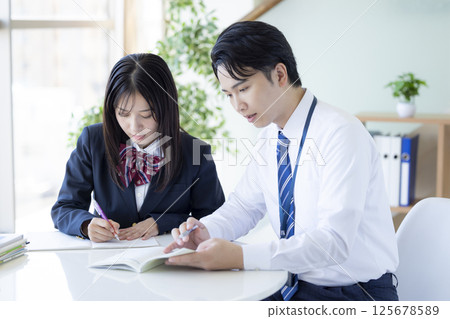 在補習班學習的高中生和他們的老師 125678589