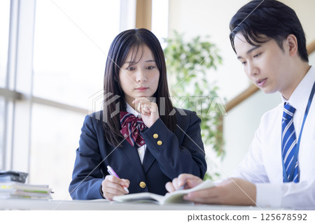 High school students studying at a cram school and their instructor 125678592