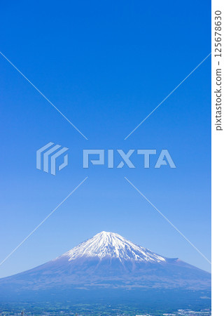 晴朗的日子裡從山頂俯瞰白雪皚皚的富士山 125678630