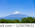 晴朗的日子裡從山頂俯瞰白雪皚皚的富士山 125678632