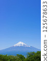 晴朗的日子裡從山頂俯瞰白雪皚皚的富士山 125678633