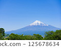 晴朗的日子裡從山頂俯瞰白雪皚皚的富士山 125678634