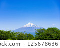 晴朗的日子裡從山頂俯瞰白雪皚皚的富士山 125678636