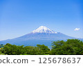 晴朗的日子裡從山頂俯瞰白雪皚皚的富士山 125678637