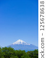 晴朗的日子裡從山頂俯瞰白雪皚皚的富士山 125678638