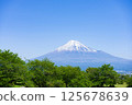 晴朗的日子裡從山頂俯瞰白雪皚皚的富士山 125678639